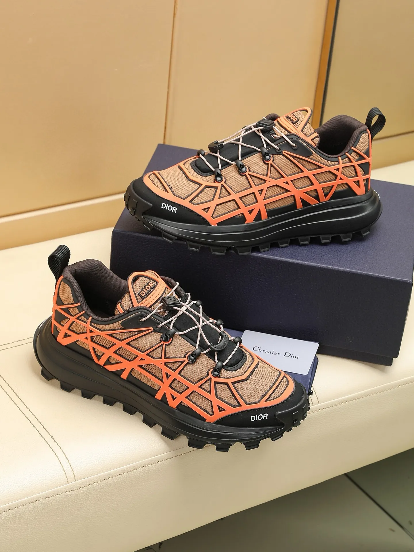 Men's shoes: 500💰Dior sports shoes highlight the fashionable silhouette, decorated with curved cannage pattern, reinterpreting the classic pattern in a structural style, enriching the Dior 2023 summer men's collection. Meticulously crafted using the advanced craftsmanship of hiking shoes, it blends outdoor culture with Dior heritage. Code number 38-44, customized 45